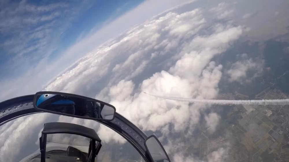 Phóng tên lửa không đối không tấn công mục tiêu. Nguồn ảnh: dambiev