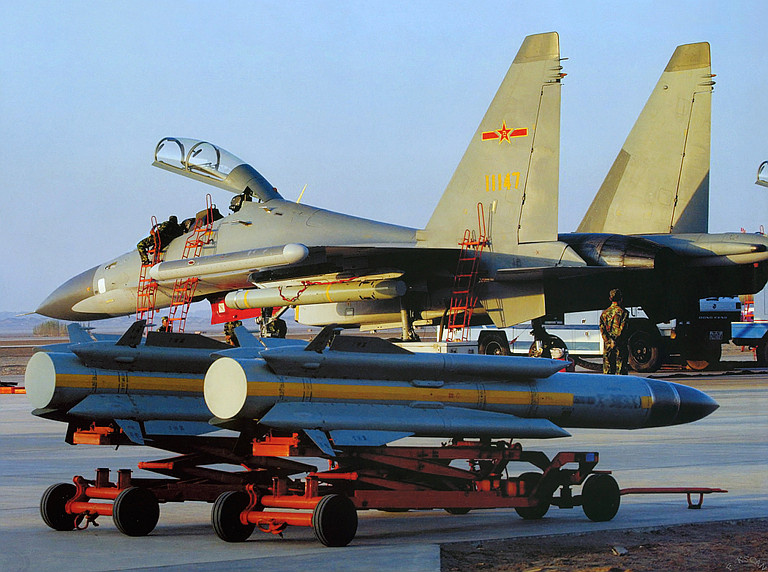 Su-30MK2 mang được 8 tấn vũ khí bao gồm cả tên lửa không đối hải Kh-31A. Các loại vũ khí mang vác cơ bản không khác mấy phiên bản Su-30MK2 xuất khẩu cho Việt Nam và nhiều nước khác. Nguồn ảnh: Ausairpower