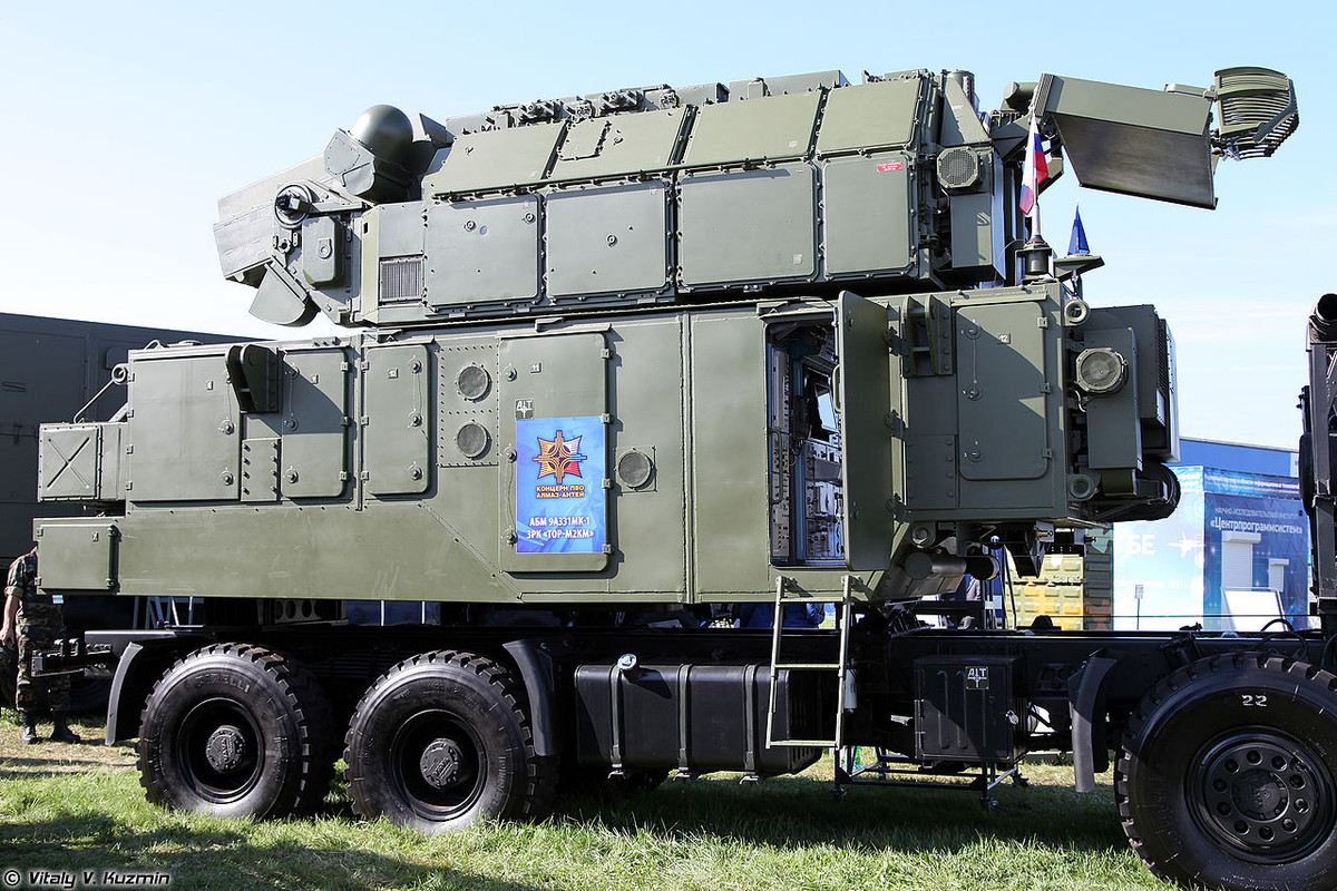 Module nặng 15 tấn, trang bị tất cả các khí tài cần thiết và không cần hỗ trợ từ bên ngoài. Nó có thể chuyển trạng thái chiến đấu trong vòng 3 phút, phát hiện tới 144 mục tiêu và phân loại theo dõi 20 mục tiêu nguy hiểm nhất, tầm bắn 15km. Ảnh: Vitaly-Kuzmin
