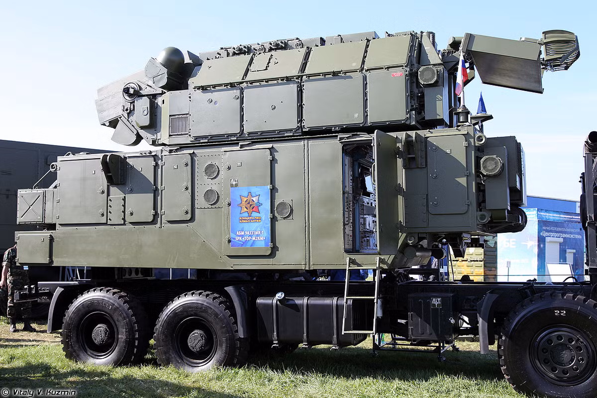 Module nặng 15 tấn, trang bị tất cả các khí tài cần thiết và không cần hỗ trợ từ bên ngoài. Nó có thể chuyển trạng thái chiến đấu trong vòng 3 phút, phát hiện tới 144 mục tiêu và phân loại theo dõi 20 mục tiêu nguy hiểm nhất, tầm bắn 15km. Ảnh: Vitaly-Kuzmin