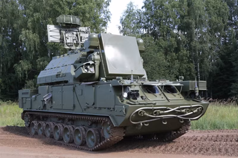 Tor-E2 là phiên bản của hệ thống phòng không tầm thấp tự hành Tor, ra mắt lần đầu tiên năm 2018 cùng thời điểm với Tor-M2DT. Hệ thống có thể tiêu diệt các đối tượng máy bay, trực thăng, tên lửa hành trình và tên lửa chống radar. Bên cạnh đó, chúng còn tỏ ra rất hiệu quả trong việc làm suy giảm khả năng chiến đấu của các vũ khí thông minh, như máy bay không người lái. Mỗi phương tiện chiến đấu của tổ hợp được trang bị 16 tên lửa, gấp đôi các phiên bản dòng Tor trước đây. Ảnh: TASS