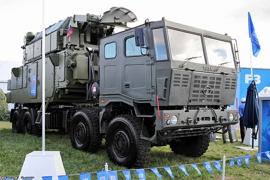 Ngoài hai phiên bản trên, Almaz-Antey còn giới thiệu một phiên bản khác gọi là Tor-M2KM với khí tài chiến đấu kết cấu dạng module có thể lắp lên nhiều khung gầm gồm xe tải, xe bọc thép, tàu chiến, thậm chí để trên nóc nhà cao tầng. Ảnh: Vitaly-Kuzmin