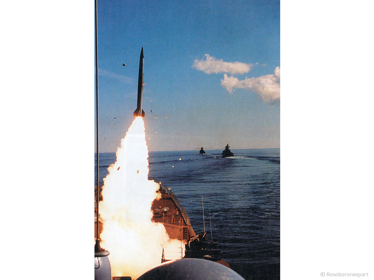 Bên cạnh hệ thống phòng không trên bộ, các doanh nghiệp quốc phòng Nga cũng sẽ chào hàng các hệ thống phòng không tầm thấp – cao trang bị cho các tàu chiến. Ví dụ như hệ thống phòng không tầm xa Rif-M có khả năng tiêu diệt mục tiêu ở cự ly 120km, độ cao 10m tới 25km với đạn 48N6E và cự ly 40km, độ cao từ 7m tới 20km băng fđạn 9M96E, số mục tiêu có thể tiêu diệt đồng thời là 6-8. Ảnh: ROE