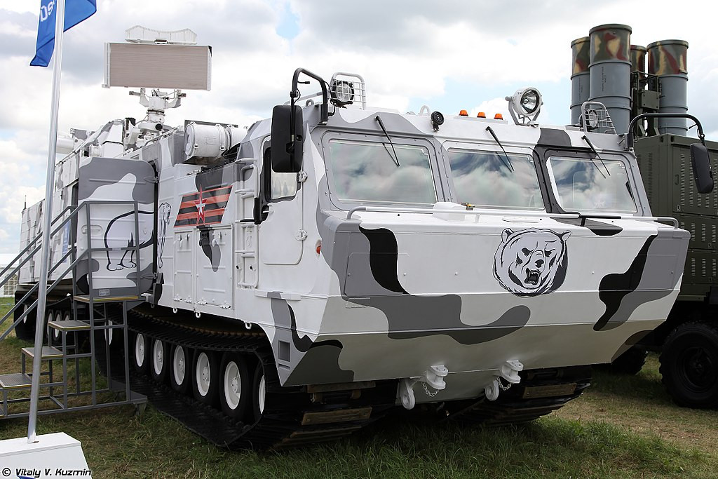 Tor-M2DT là hệ thống phòng không tầm thấp được thiết kế để hoạt động tác chiến ở xứ lạnh có nhiệt độ -50 độ C. Toàn bộ tổ hợp gồm radar - bệ phóng - tên lửa... được tích hợp trên xe bánh xích DT-30PM. Thực tế, hệ thống này chủ yếu dùng cho Quân đội Nga có nhu cầu tác chiến ở vùng Bắc Cực lạnh giá. Ảnh: Vitaly-Kuzmin