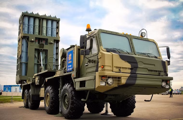 Hệ thống phòng không tầm trung 50R6 Vityaz hay còn gọi là S-350E được thiết kế để tiêu diệt mọi mục tiêu trên không gồm cả tên lửa hành trình, tên lửa đạn đạo ở cự ly từ 10-120km, độ cao tác xạ từ 2m tới 30km. Ảnh: Wikipedia
