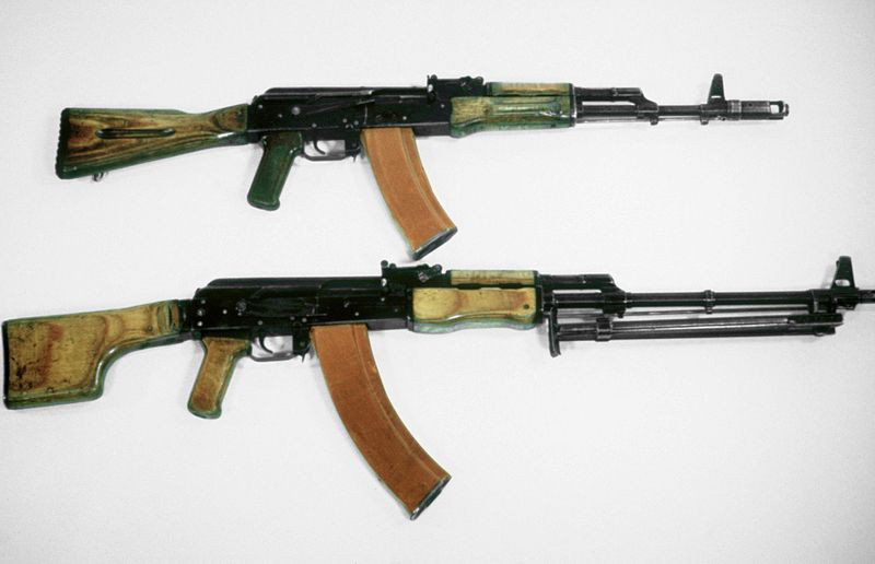 RPK-74 là khẩu trung liên được phát triển trên cơ sở khẩu súng trường tiến công AK-74 dùng đạn cỡ 5,45x39mm. Trông RPK-74 hệt như một khẩu AK-74 kéo dài vậy. Nguồn ảnh: Wikipedia