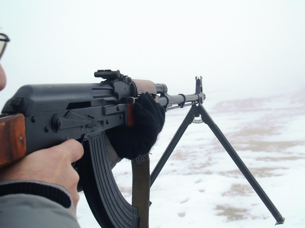 RPK-74 nặng 4,7kg chưa có hộp tiếp đạn, dài 1.060mm, dùng cơ cấu trích khí xung, khóa nòng then xoay hai tai, bắn khi bệ khóa nòng bắn, tốc độ bắn 650 phát/phút, tầm bắn hiệu quả 100-1.000m, hộp tiếp đạn 30-45 viên dạng cong hoặc dây đạn 100 viên. Nguồn ảnh: Wikipedia