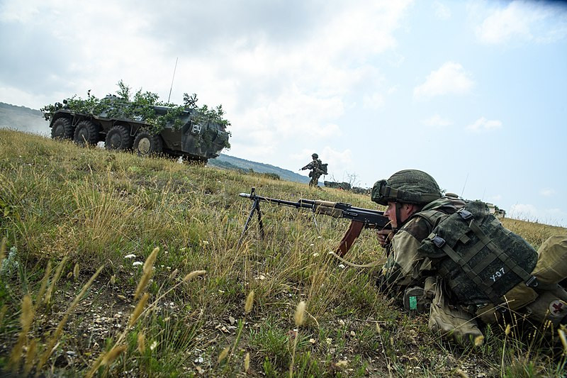 Súng được thiết kế theo yếu cầu chiến thuật coi trọng tiến công: súng máy cá nhân trang bị ở cấp tiểu đội, cùng với súng máy đa năng PK trang bị ở cấp trung đội tạo thành một lưới hỏa lực bắn thẳng tự động. Khi tấn công, người lính mang hộp tiếp đạn lớn 75 viên, phát triển cùng với các thành phần khác trong tiểu đội. Trên đường tiến công RPK bắn yểm trợ bám sát như một súng trường tiến công hỏa lực mạnh. Trường hợp phòng thủ, súng từ vị trí bắn trong công sự, sử dụng giá 2 chân, tương tự như các súng máy dây băng. Nguồn ảnh: Wikipedia
