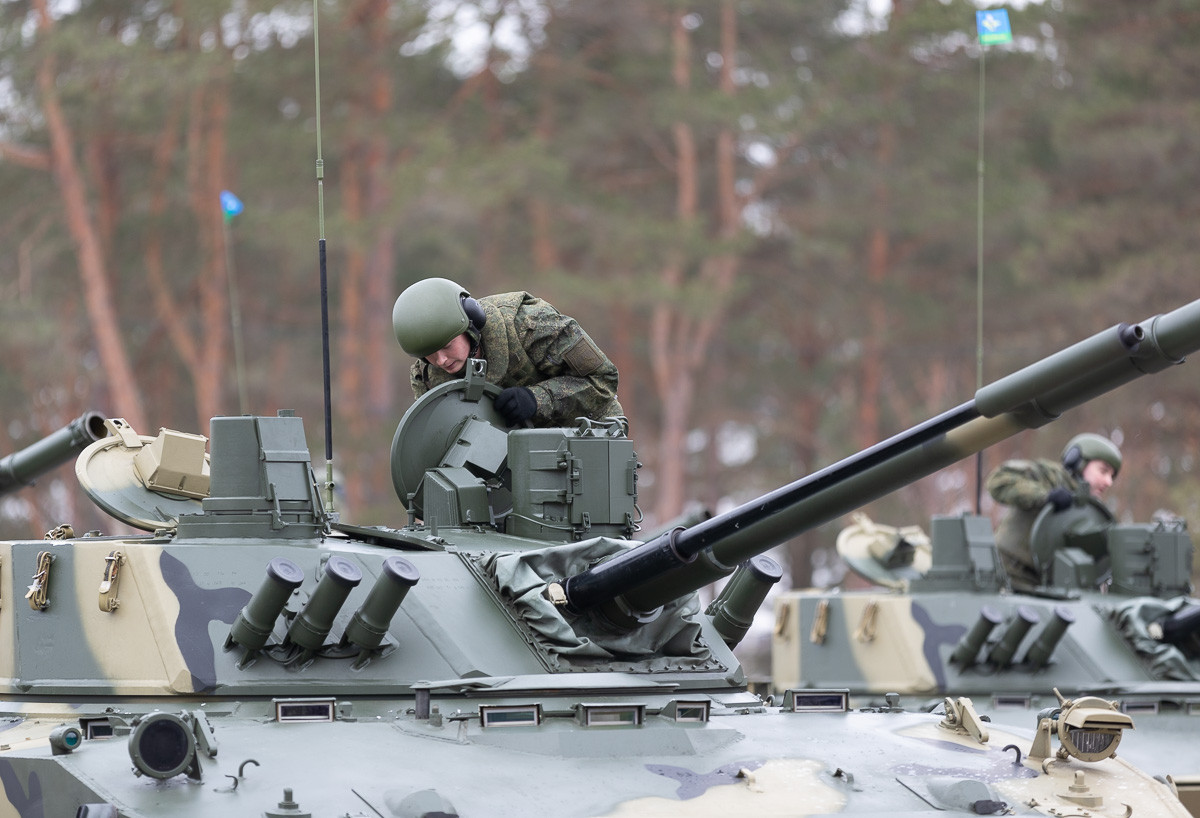 Thậm chí, nói không ngoa thì BMD-4M có thể hạ gục các xe tăng chủ lực hiện đại nhất trong trận chiến với với khẩu pháo 100mm rãnh xoắn 2A70 có thể bắn được tên lửa chống tăng Arkan qua nòng (xuyên 750-800mm thép sau ERA, tầm bắn đến 5,5km). Nguồn ảnh: Bmpd