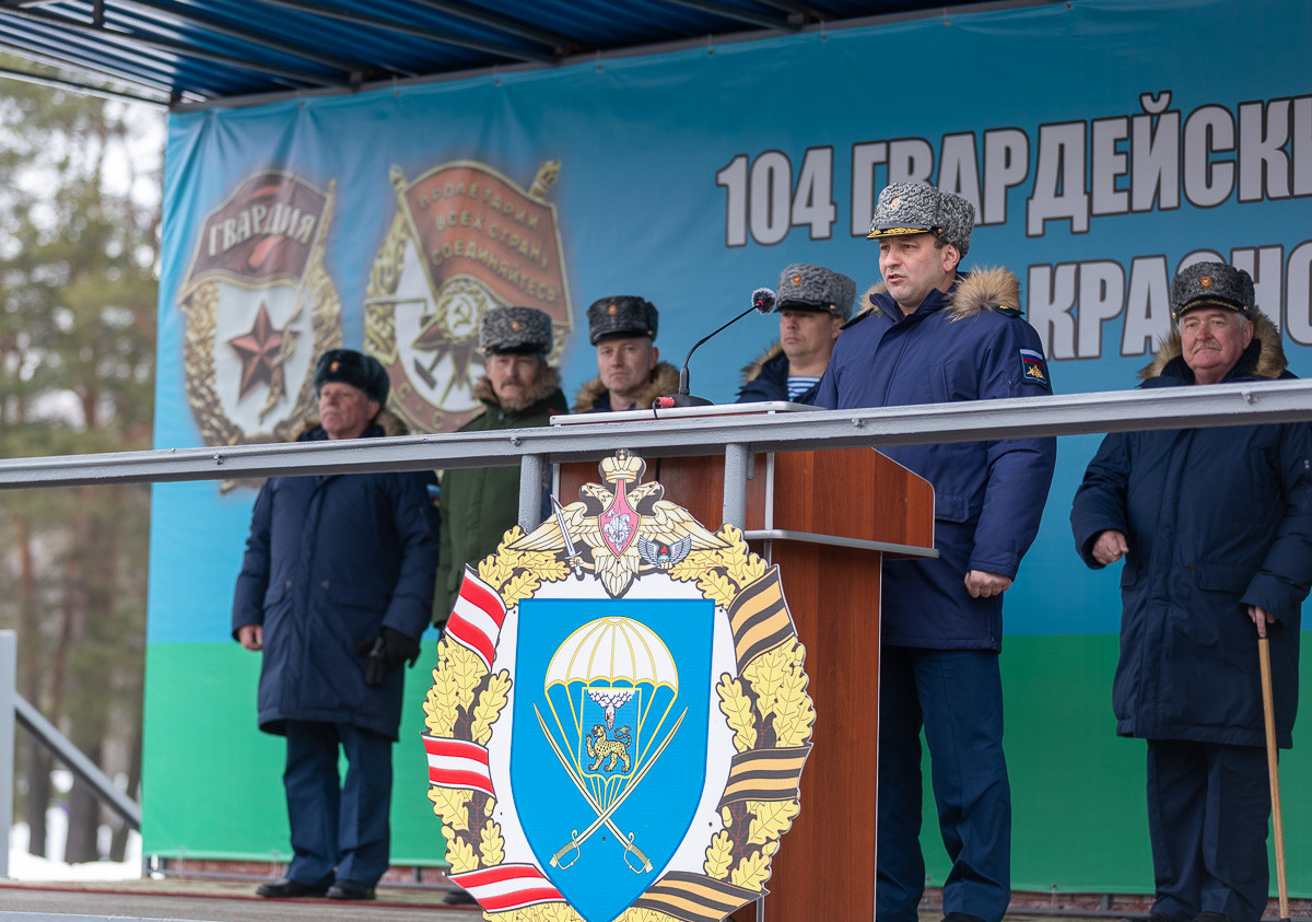 Trong ảnh, các lãnh đạo VDV tại buổi lễ bàn giao tiểu đoàn BMD-4M cho Trung đoàn 104, Sư đoàn 76 ở Pskov. Nguồn ảnh: Bmpd