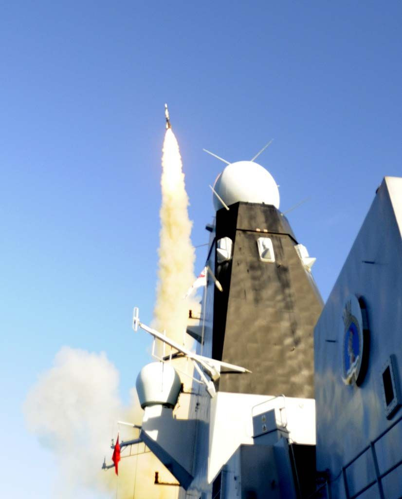 Trong tương lai không xa, họ tên lửa Aster có khả năng đánh chặn tên lửa đạn đạo với các phiên bản: Aster 30 Block 1NT đánh chặn tên lửa đạn đạo tầm trung có cự ly bắn 1.500km; Aster 30 Block 2MD có thể đánh chặn tên lửa đạn đạo tầm trung xa có cự ly bắn 3.000km. Theo các nguồn tin, năm 2016, Anh bày tỏ sự quan tâm muốn có Aster Block 1NT cho các siêu hạm Type 45. Nguồn ảnh: Wikipedia