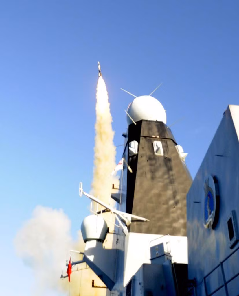 Trong tương lai không xa, họ tên lửa Aster có khả năng đánh chặn tên lửa đạn đạo với các phiên bản: Aster 30 Block 1NT đánh chặn tên lửa đạn đạo tầm trung có cự ly bắn 1.500km; Aster 30 Block 2MD có thể đánh chặn tên lửa đạn đạo tầm trung xa có cự ly bắn 3.000km. Theo các nguồn tin, năm 2016, Anh bày tỏ sự quan tâm muốn có Aster Block 1NT cho các siêu hạm Type 45. Nguồn ảnh: Wikipedia