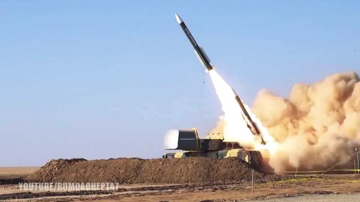 Đây quả thực là tin không vui với Quân đội Mỹ, bởi ngoài 3rd Khordad, hiện Iran còn có trong tay nhiều hệ thống phòng không nội địa nguy hiểm hơn thế. Kết hợp cùng vũ khí Liên Xô – Nga, Iran đang có trong vài hơn 10 loại tên lửa phòng không và hàng trăm bệ phóng phủ khắp đất nước. Nguồn ảnh: Youtube