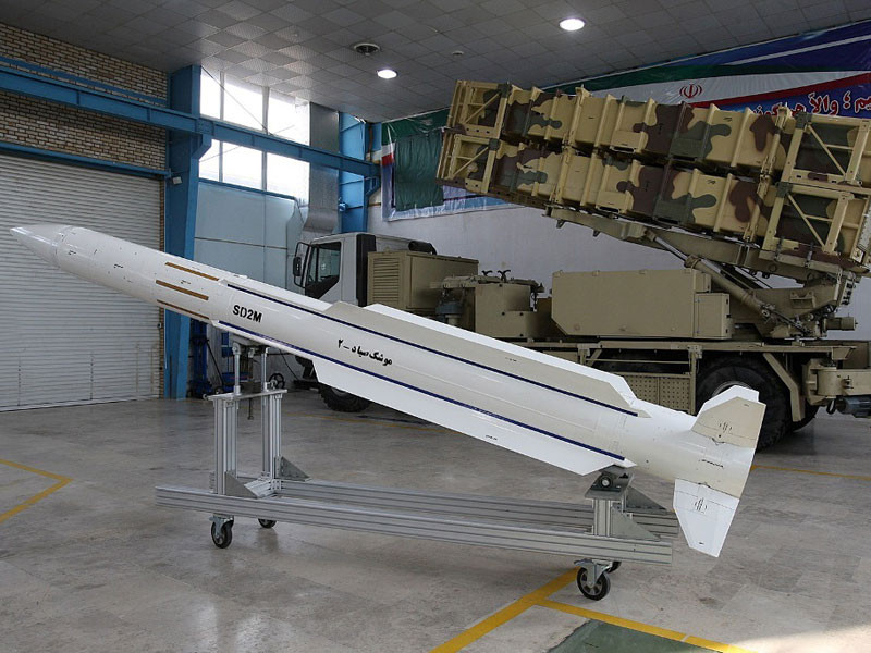 Ở tầm trung - xa Iran có vô vàn các tổ hợp tên lửa tự chế như Sayyad, Mersad, Raad, Khordad, Talaash. Trong ảnh là bệ phóng tự hành và đạn của tổ hợp phòng không Sayyad 2 do Iran thiết kế từ năm 2014. Tên lửa có tầm bắn 100-120km, độ cao tác xạ tới 27km. Nguồn ảnh: Al Defaiya