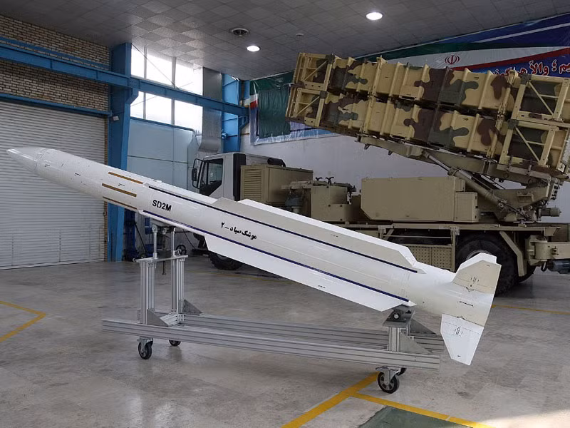 Ở tầm trung - xa Iran có vô vàn các tổ hợp tên lửa tự chế như Sayyad, Mersad, Raad, Khordad, Talaash. Trong ảnh là bệ phóng tự hành và đạn của tổ hợp phòng không Sayyad 2 do Iran thiết kế từ năm 2014. Tên lửa có tầm bắn 100-120km, độ cao tác xạ tới 27km. Nguồn ảnh: Al Defaiya