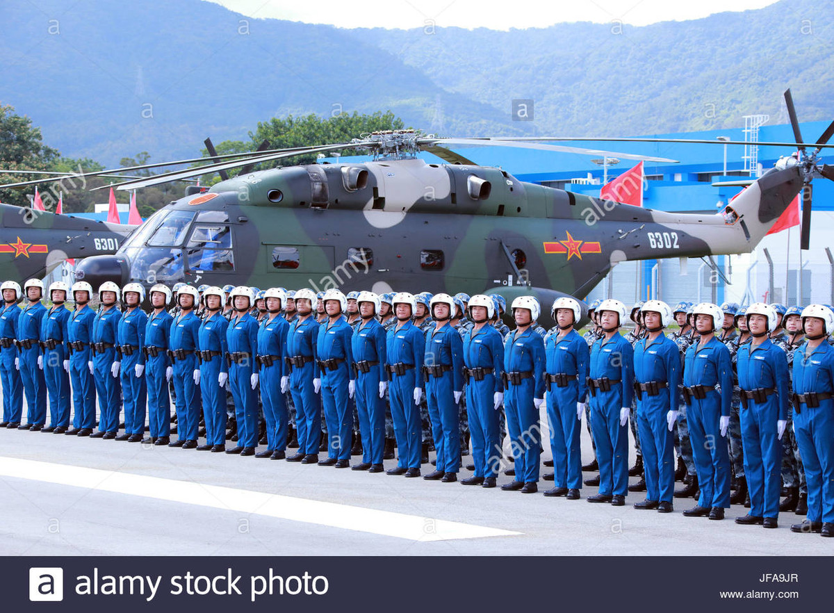 ... và 4 trực thăng cứu hộ cứu nạn Z-8KH. Nguồn ảnh: Alamy Stock