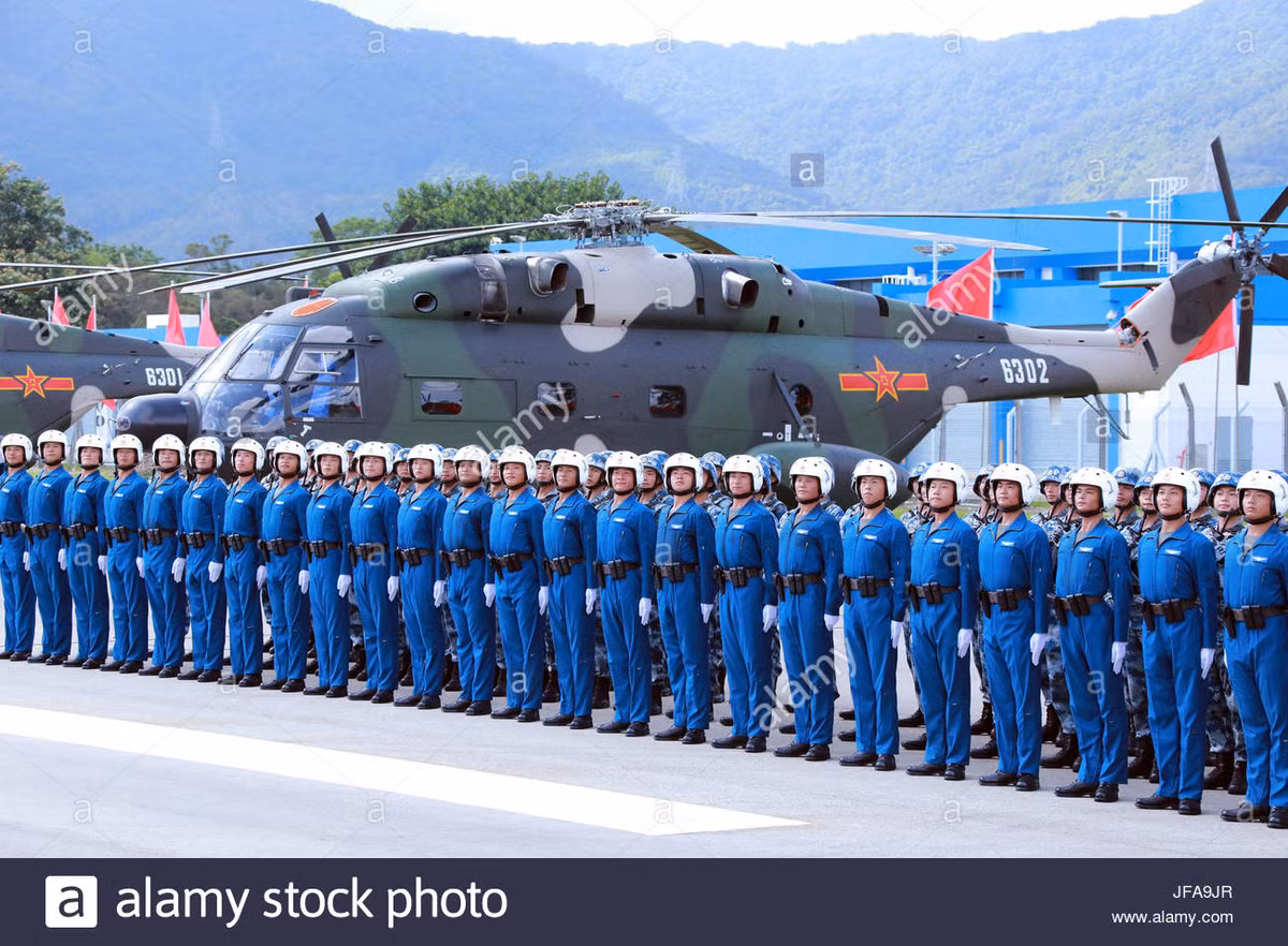 ... và 4 trực thăng cứu hộ cứu nạn Z-8KH. Nguồn ảnh: Alamy Stock