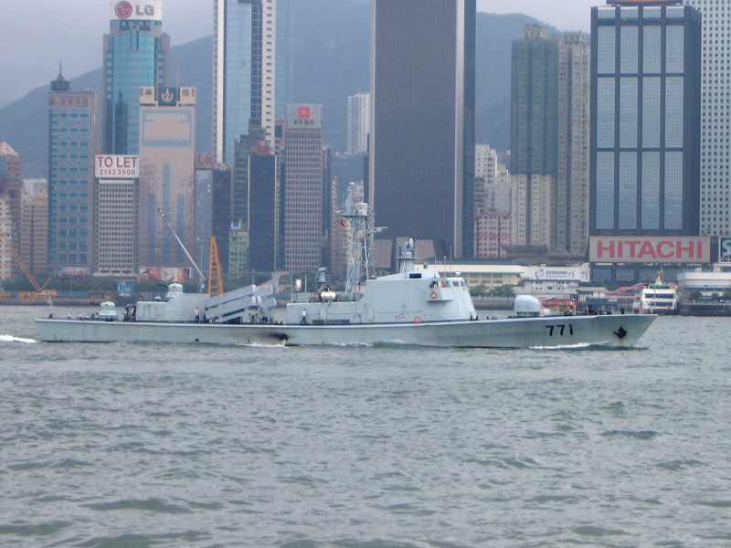 Và 6 tàu hộ tống nhỏ Type 037II có lượng giãn nước hơn 500 tấn, trang bị 5 tên lửa chống hạm C-801. Nguồn ảnh: Wikipedia