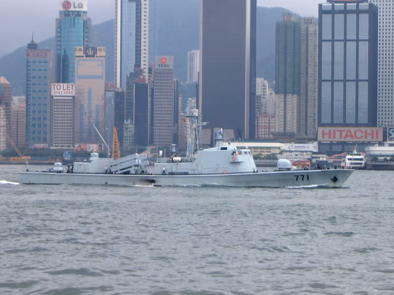 Và 6 tàu hộ tống nhỏ Type 037II có lượng giãn nước hơn 500 tấn, trang bị 5 tên lửa chống hạm C-801. Nguồn ảnh: Wikipedia