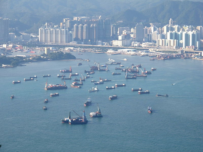 Hải quân quân đồn trú tại Hong Kong trang bị tương đối giới hạn, lực lượng này được cho là tách ra từ Hạm đội Nam Hải. Căn cứ chính đặt tại cảng Ngong Shuen Chau, trước 1997 được người Anh gọi là HMS Tamar. Nguồn ảnh: Wikipedia