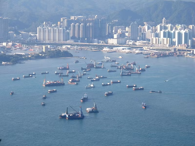 Hải quân quân đồn trú tại Hong Kong trang bị tương đối giới hạn, lực lượng này được cho là tách ra từ Hạm đội Nam Hải. Căn cứ chính đặt tại cảng Ngong Shuen Chau, trước 1997 được người Anh gọi là HMS Tamar. Nguồn ảnh: Wikipedia