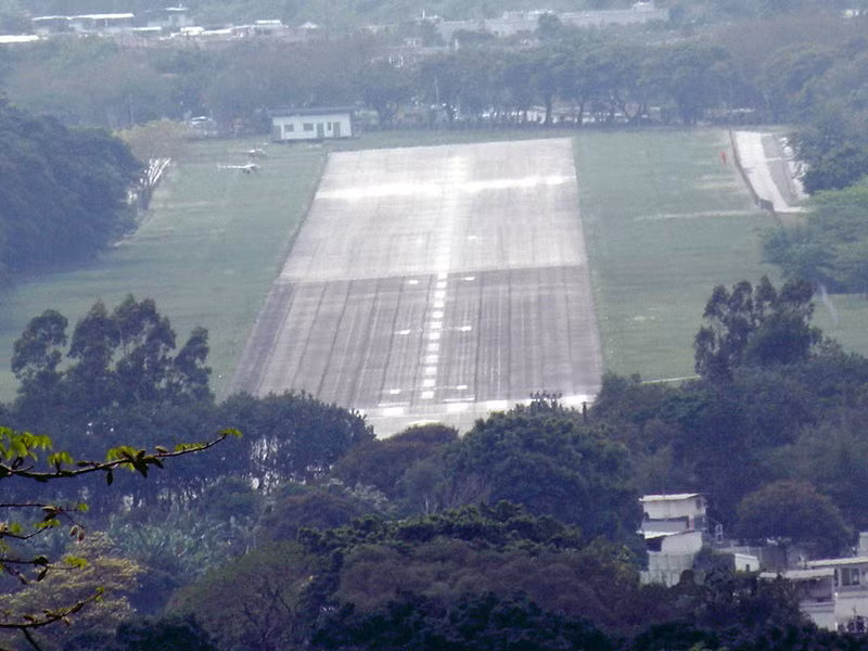 Căn cứ chính của không quân đồn trú tại sân bay Shek Kong, tại đây Trung Quốc triển khai một trung đoàn trực thăng trang bị không tới 20 máy bay. Chủ yếu lực lượng này mang tính biểu trưng, khả năng tác chiến bình thường. Nguồn ảnh: Wikipedia