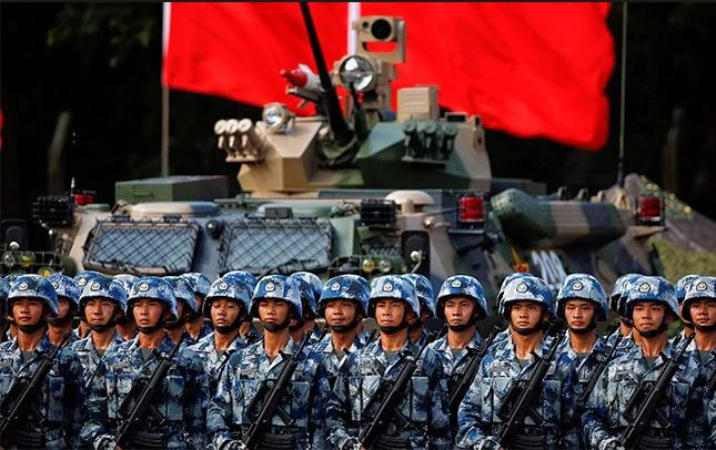 Và trong khi thực hiện nhiệm vụ quốc phòng, Đơn vị đồn trú Hong Kong phải tuân theo luật pháp quốc gia và Hong Kong, cũng như các quy tắc và quy định hiện hành của Quân Giải phóng Nhân dân Trung Quốc (PLA). Sau khi nhập cảnh vào Hong Kong, Đơn vị đồn trú Hong Kong tuân theo Luật cơ bản và Luật Đơn vị đồn trú, tích cực tổ chức huấn luyện quân sự. Nguồn ảnh: India Today