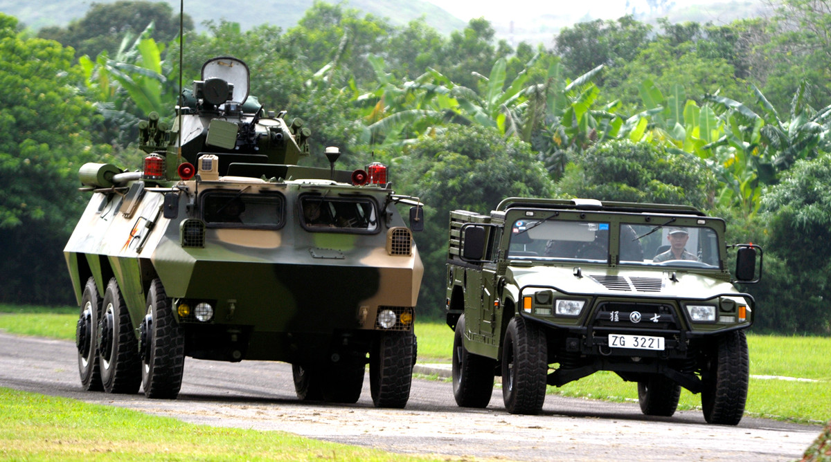 Thiết giáp Type 92 và EQ2050A tại một căn cứ ở Hong Kong. Nguồn ảnh: Reddit