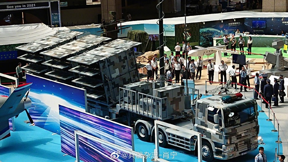 Bệ phóng với 12 container chứa 12 UAV Chien Hsiang đặt trên rơ mooc – xe đầu kéo được cho là có thể linh hoạt triển khai tới bất kỳ đầu. Các UAV sau đó được phóng đi ồ ạt, chúng có thể lượn nhiều vòng khu vực có mục tiêu nhiều giờ, xác định chính xác rồi tấn công nó “bằng cả thân mình”. Nguồn ảnh: dambiev