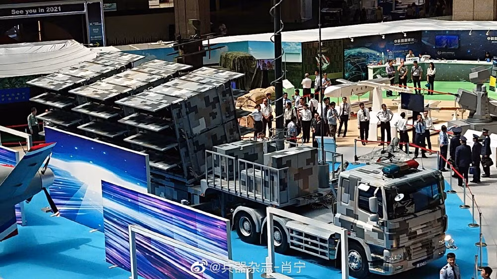 Bệ phóng với 12 container chứa 12 UAV Chien Hsiang đặt trên rơ mooc – xe đầu kéo được cho là có thể linh hoạt triển khai tới bất kỳ đầu. Các UAV sau đó được phóng đi ồ ạt, chúng có thể lượn nhiều vòng khu vực có mục tiêu nhiều giờ, xác định chính xác rồi tấn công nó “bằng cả thân mình”. Nguồn ảnh: dambiev