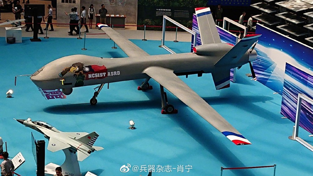 Cơ quan nghiên cứu quốc phòng số 1 Đài Loan - Viện khoa học - công nghệ quốc gia Chung Sơn (NCSIST) lần đầu tiên giới thiệu máy bay không người lái (UAV) tầm xa, độ cao trung bình (MALE). Nó có hình dáng giống hệt MQ-9 Reaper của Mỹ với thân thon dài, đầu lớn, cánh ngang, đuôi chữ V lắp động cơ cánh quạt đẩy. Nguồn ảnh: dambiev