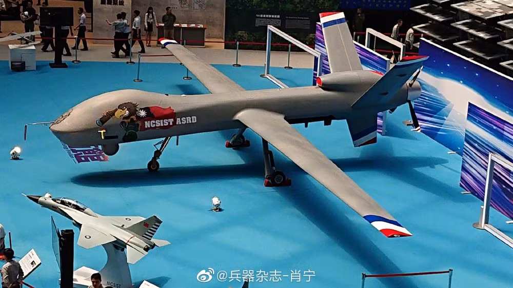 Cơ quan nghiên cứu quốc phòng số 1 Đài Loan - Viện khoa học - công nghệ quốc gia Chung Sơn (NCSIST) lần đầu tiên giới thiệu máy bay không người lái (UAV) tầm xa, độ cao trung bình (MALE). Nó có hình dáng giống hệt MQ-9 Reaper của Mỹ với thân thon dài, đầu lớn, cánh ngang, đuôi chữ V lắp động cơ cánh quạt đẩy. Nguồn ảnh: dambiev