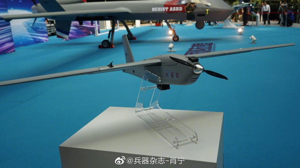 Một loại UAV kích cỡ nhỏ trông khá giống dòng ScanEagle của Hải quân Mỹ. Nói chung, các loại vũ khí nội địa của Đài Loan dù muốn dù không đều có một phần học hỏi công nghệ Mỹ, tuy nhiên họ không tới mức “sao chép y nguyên” thiết kế như cách Trung Quốc làm lâu nay.Nguồn ảnh: dambiev