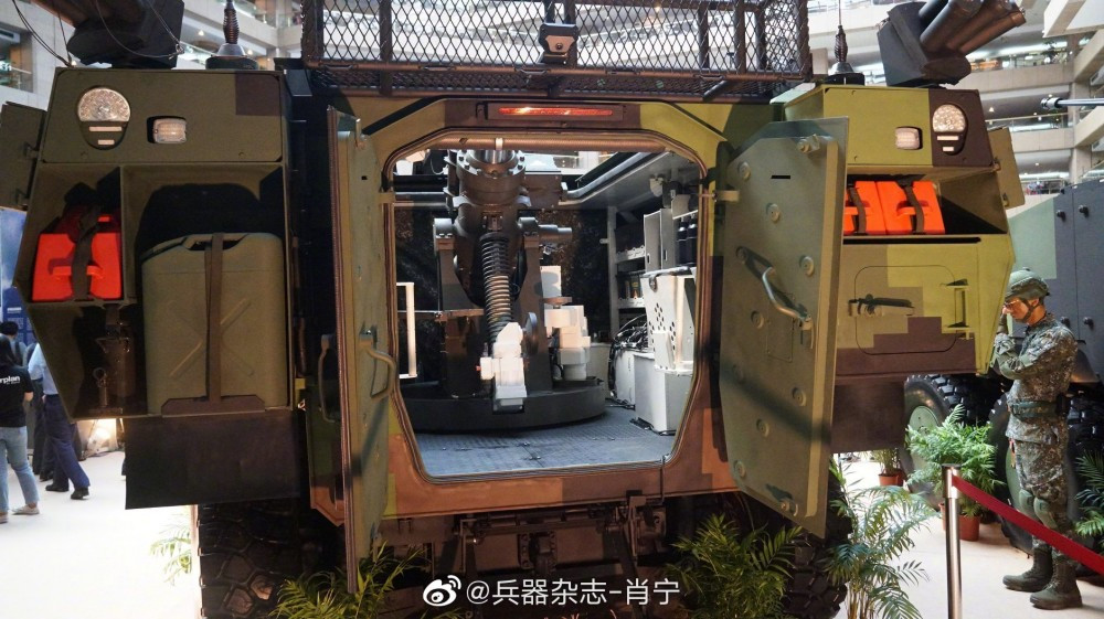 Hệ thống súng cối tự hành 81/120mm MMS được thiết kế trên khung gầm xe thiết giáp đa năng CM-32 "Yunpao" cũng do Đài Loan chế tạo từ "A-Z". Nguồn ảnh: dambiev