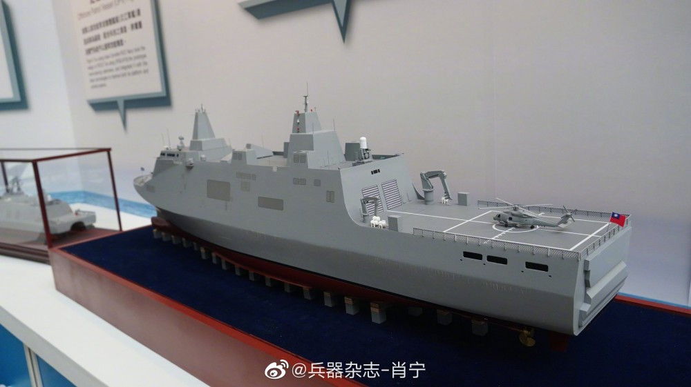 Mô hình thiết kế tàu khu trục hoặc là tàu đổ bộ trực thăng lai tàu khu trục Đài Loan đang phát triển. Nói “lai” ở đây vì tàu có sân đỗ trực thăng lớn, hình dạng thiết kế giống với các tàu đổ bộ của Mỹ, nhưng lại được vũ trang hạng nặng với bệ phóng tên lửa Hùng Phong III hoặc Hùng Phong II. Nguồn ảnh: dambiev