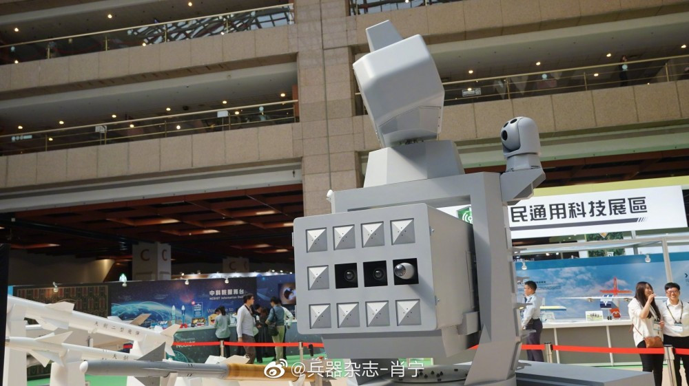 Tổ hợp tên lửa phòng không 12 ống phóng có thể được thiết kế cho các tàu chiến. Dáng dấp của nó khá giống với tên lửa RIM-116 RAM của Mỹ, nhưng trên bệ phóng tích hợp luôn đài radar và cảm biến quang – điện. Nguồn ảnh: dambiev