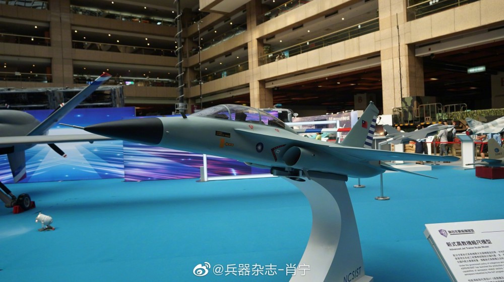 Mô hình một dòng máy bay huấn luyện thế hệ mới mà Đài Loan đang phát triển, trông thiết kế của nó có một phần giống với tiêm kích F-CK-1 Kinh Quốc mà nước này tự thiết kế và trang bị cho không quân. Nguồn ảnh: dambiev