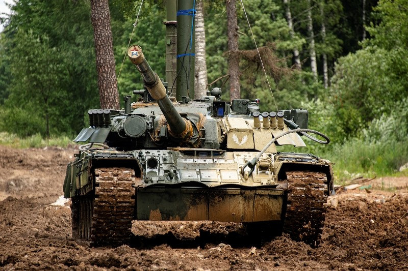 Mới đây, cơ quan báo chí Bộ Quốc phòng Liên bang Nga đăng tải hoạt động huấn luyện vượt sông của đơn vị chủ lực được trang bị xe tăng T-80BV và T-80U. Ảnh: Konstantin Yemchenko