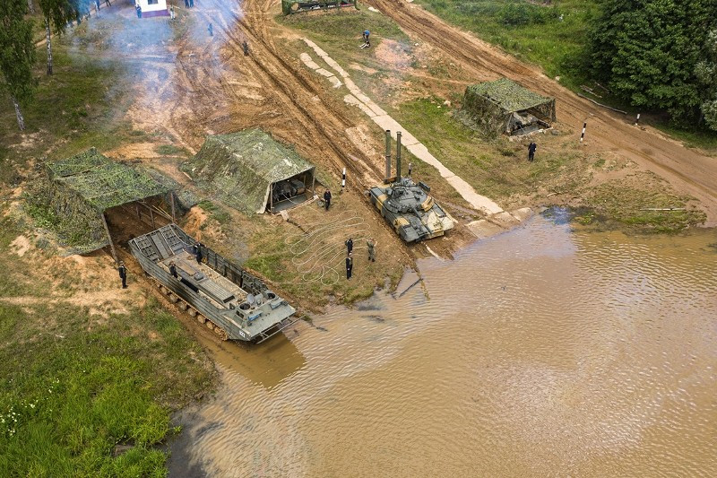 Các xe lội nước PTS sẵn sàng bên cạnh sẽ cứu hộ bất cứ lúc nào nếu các xe có lỗi kỹ thuật. Ảnh: Konstantin Yemchenko