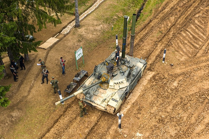 Với trọng lượng lên tới 42 tấn (T-80BV) và 46 tấn (T-80U), các xe tăng này không thể vượt sông theo kiểu bơi nổi như các dòng thiết giáp hay xe tăng hạng nhẹ. Ảnh: Konstantin Yemchenko