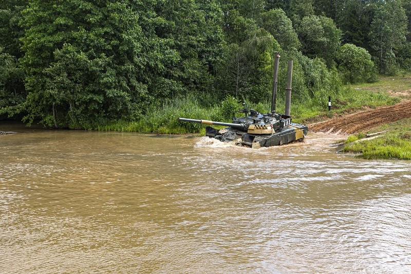 Xe tăng T-80 dũng mãnh tiến xuống lòng sông. Ảnh: Konstantin Yemchenko