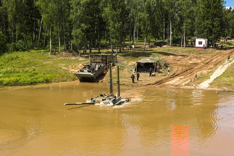 Tất nhiên, ở độ sâu như vậy, xe tăng bắt buộc phải chuẩn bị trước khoảng 30 phút để lắp các khí tài cần thiết hỗ trợ vượt sông và bịt các lỗ hổng trên xe nhằm đảm bảo nước không vào xe khi xe đang đi ngầm. Ảnh: Konstantin Yemchenko