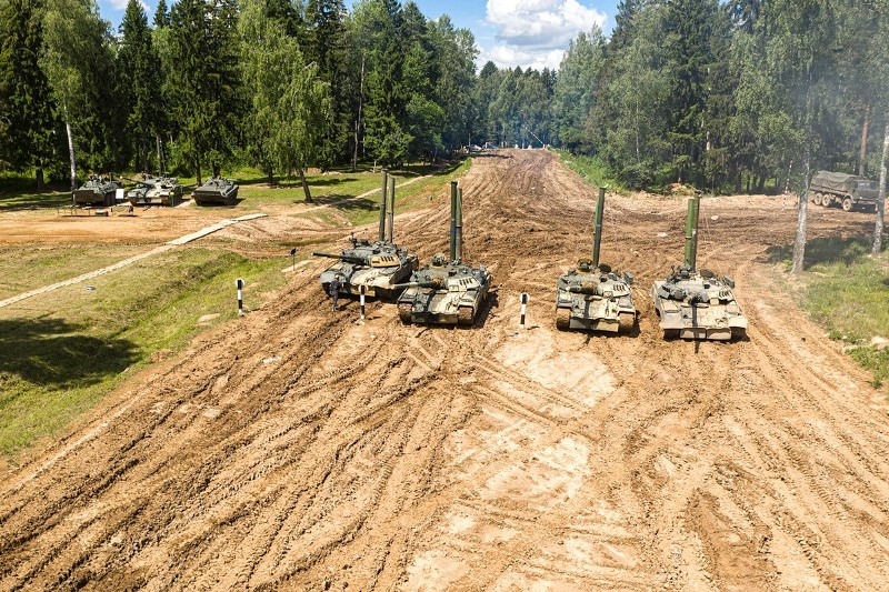 Đội hình xe tăng T-80U với ống thông khí – khói đã sẵn sàng cho việc vượt sông. Ảnh: Konstantin Yemchenko