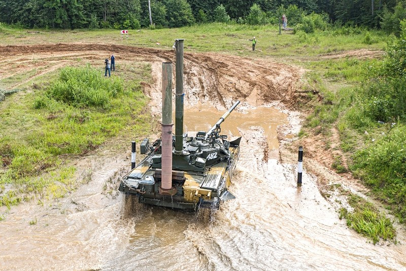 Nhìn từ phía sau chiếc T-80, ống thông khói lắp thẳng vào động cơ xe. Ảnh: Konstantin Yemchenko