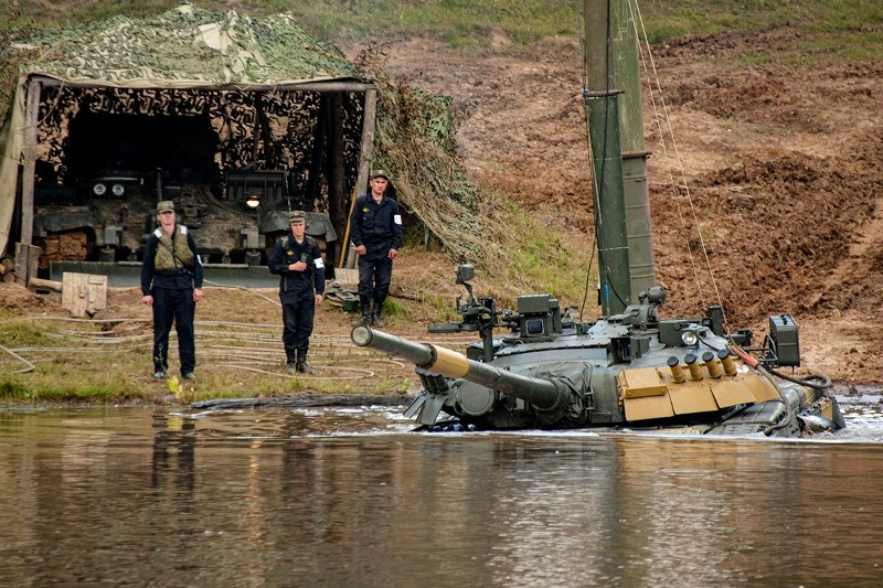 Trong quá trình vượt sông, các sự cố kỹ thuật như chết máy, nước tràn vào xe là điều không tránh khỏi. Thế nên, công tác cứu hộ phải chuẩn bị sẵn sàng là điều cần thiết. Ảnh: Konstantin Yemchenko