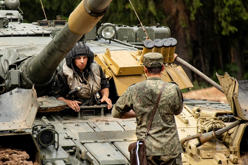 Kíp xe mặc sẵn áo phao để thoát hiểm khi cần. Ảnh: Konstantin Yemchenko