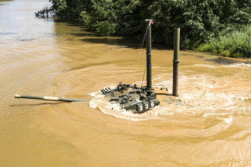 Bất cứ dòng tăng nào của Liên Xô (gồm cả T-54 tới T-90) đều phải lắp hai ống gồm: ống thông khí (cung cấp oxy cho kíp lái) và ống thông khói động cơ. Ảnh: Konstantin Yemchenko