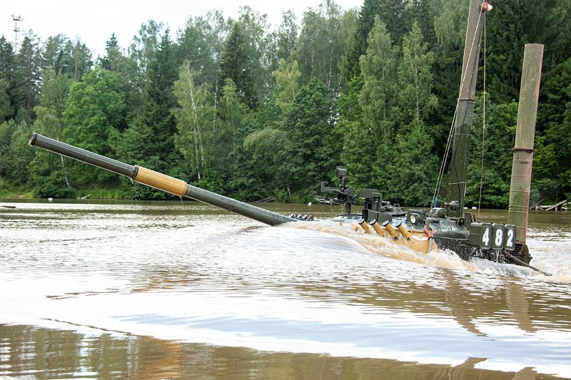 Khi xe tăng T-80 vượt sông, nước gần như trùm kín chiếc xe, đoạn sông này nhìn chung vẫn là nông với khả năng của xe. Ảnh: Konstantin Yemchenko
