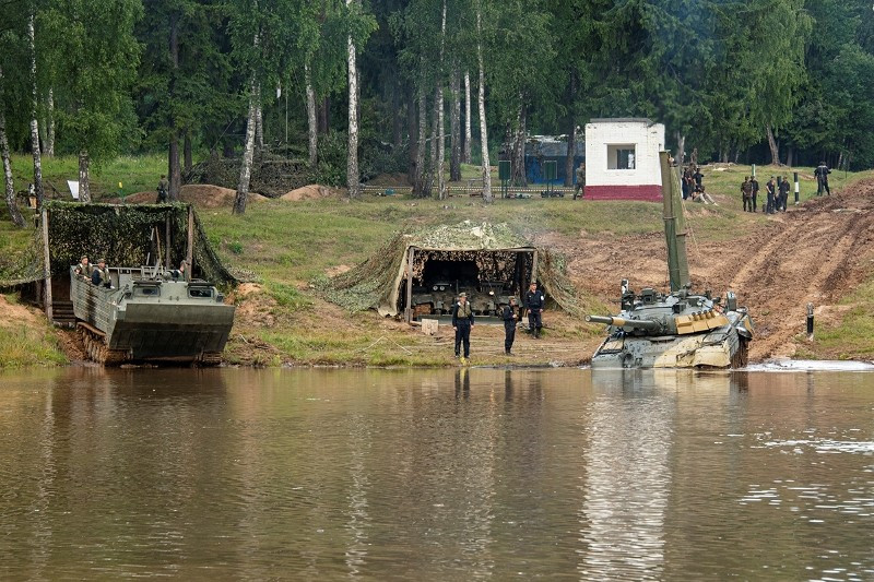 Các đơn vị hỗ trợ theo dõi kỹ trước T-80U chầm chậm tiến xuống đoạn sông. Ảnh: Konstantin Yemchenko