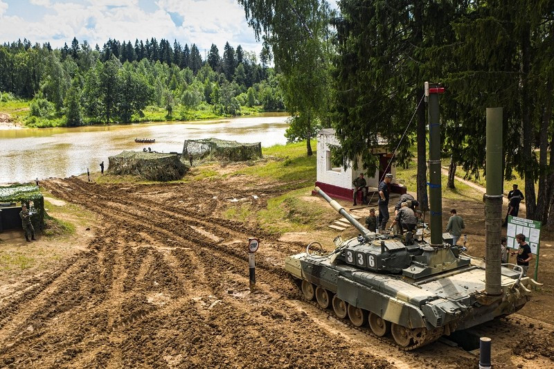 Thay vào đó, xe tăng hoàn toàn phải đi ngầm dưới lòng sông. Độ sâu tối đa mà các xe được phép vượt qua là 5m. Ảnh: Konstantin Yemchenko